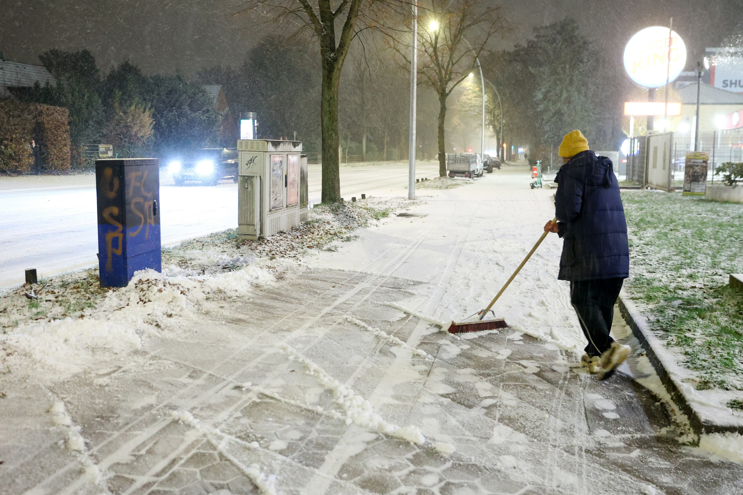 Schnee Hamburg Mann Besen