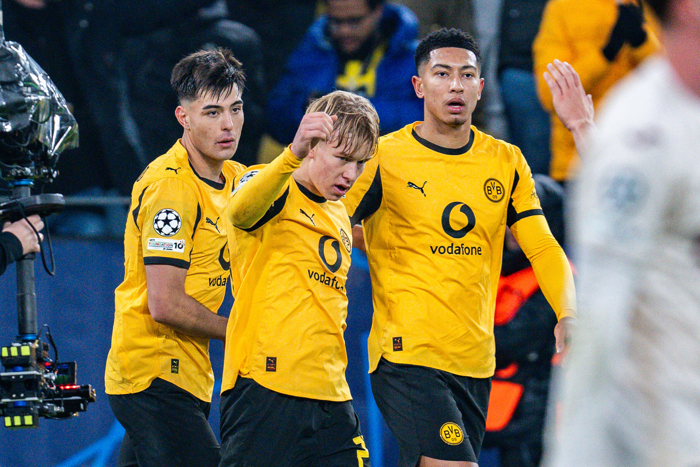 Aaron Anselmino mit Daniel Svensson und Jobe Bellingham