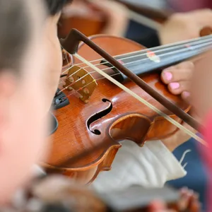 Jemand spielt Geige. In Schleswig-Holstein gibt es ein neues Gesetz für Musikschulen.