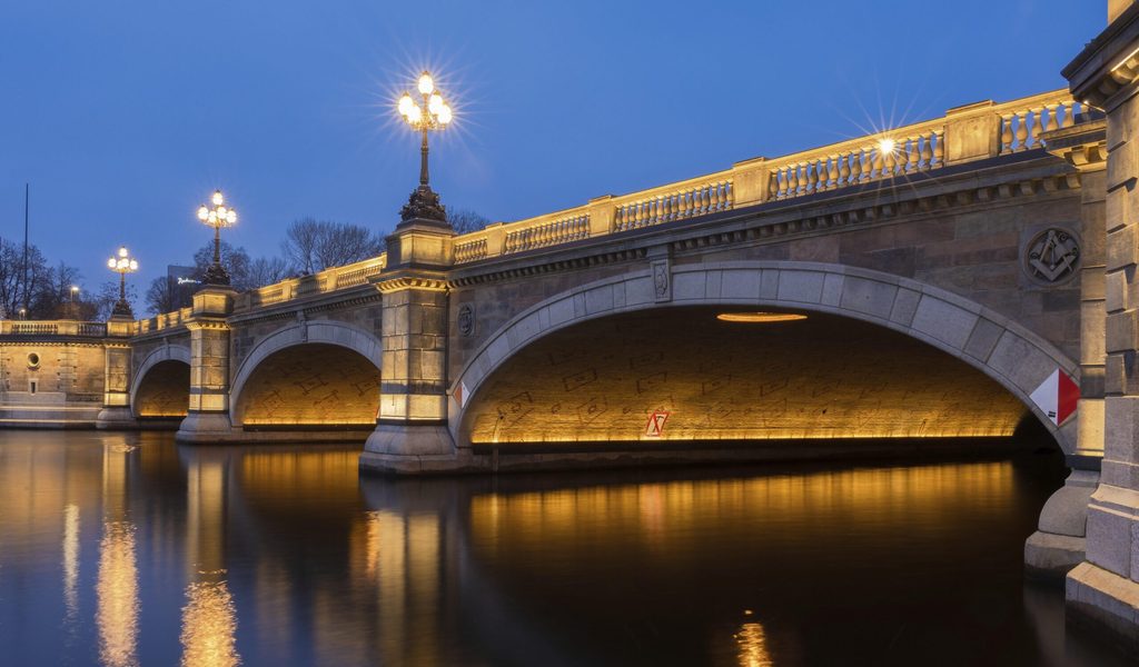 Toter-an-der-Lombardsbr-cke-59-J-hriger-war-Teil-des-Hamburger-Gabenzauns