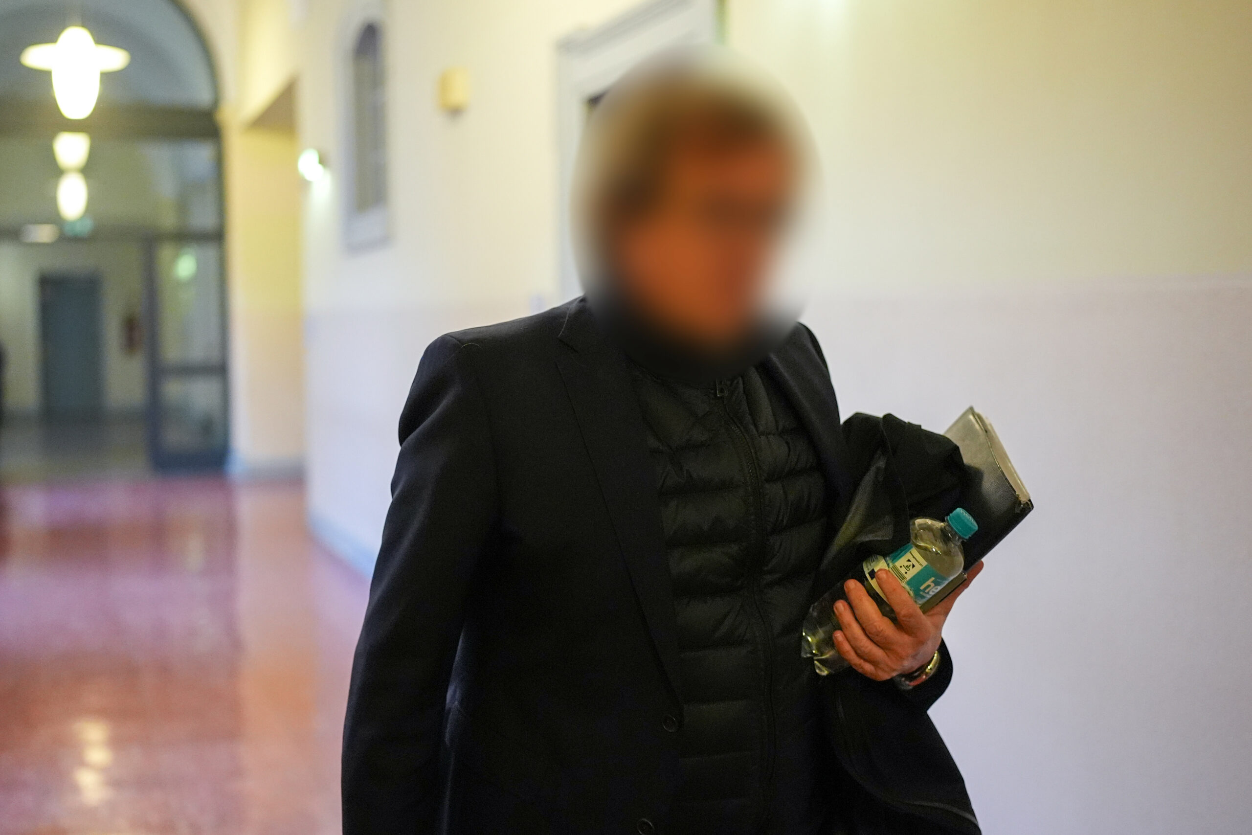 Mann mit gepixeltem Gesicht