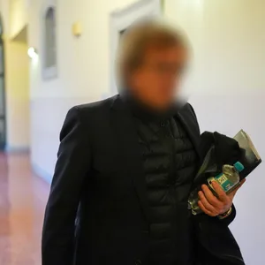 Mann mit gepixeltem Gesicht