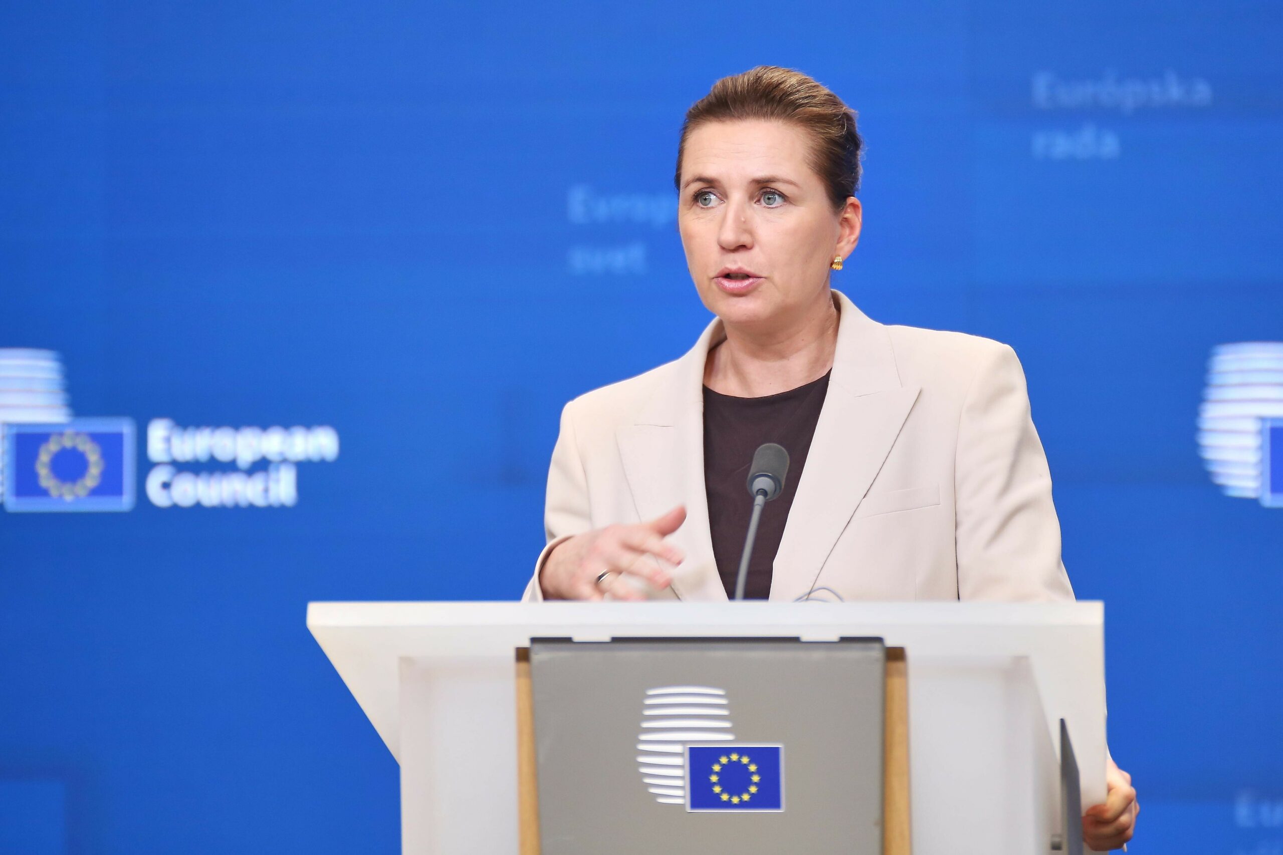 Mette Frederiksen auf einer Pressekonferenz in Brüssel (Archivbild).