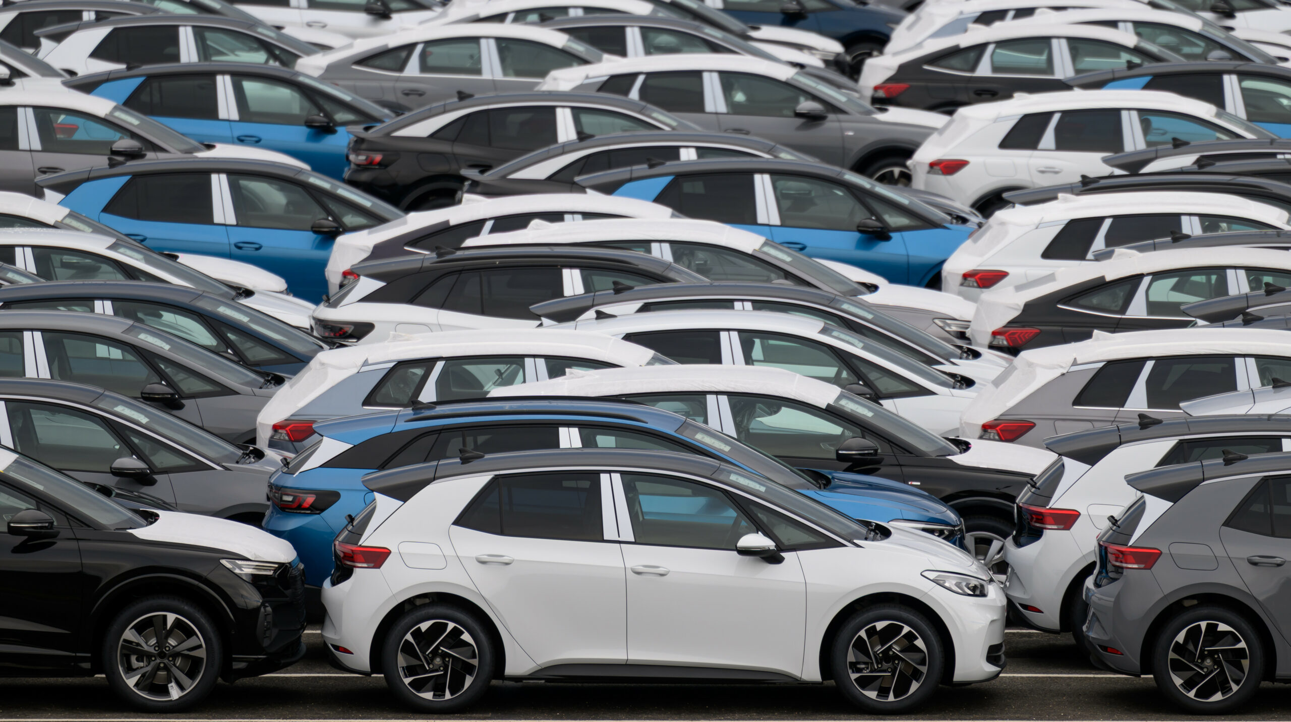 Neuwagen der Marken Volkswagen, Audi und Cupra stehen vor der Auslieferung auf einem Parkplatz im Werk von Volkswagen in Zwickau.