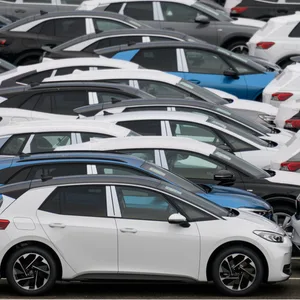 Neuwagen der Marken Volkswagen, Audi und Cupra stehen vor der Auslieferung auf einem Parkplatz im Werk von Volkswagen in Zwickau.