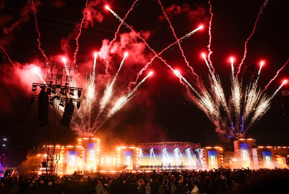 Ein kleinees Feuerwerk zur Eröffnung war über der schwimmenden Bühne der ZDF-Silvestershow am Chicagokai vor dem Westfield Hamburg-Überseequartier in der Hafencity zu sehen. Um Mitternacht wurde es um einiges opulenter.
