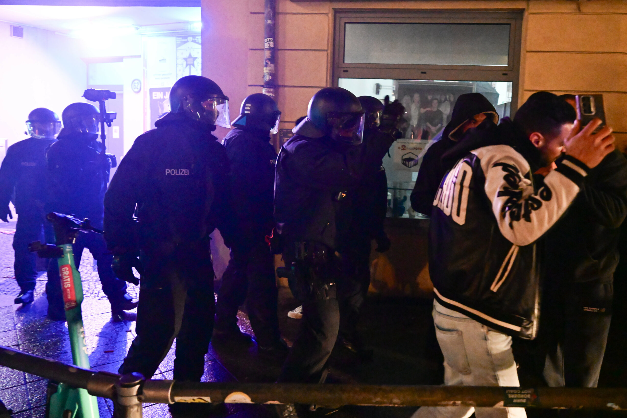 Polizeibeamte schicken während der Silvesternacht in Berlin Passanten weg.