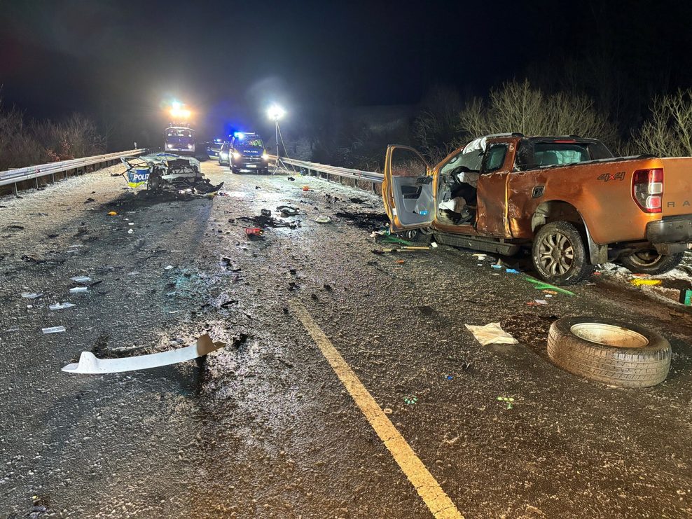 Trümmerteile liegen auf der B173.