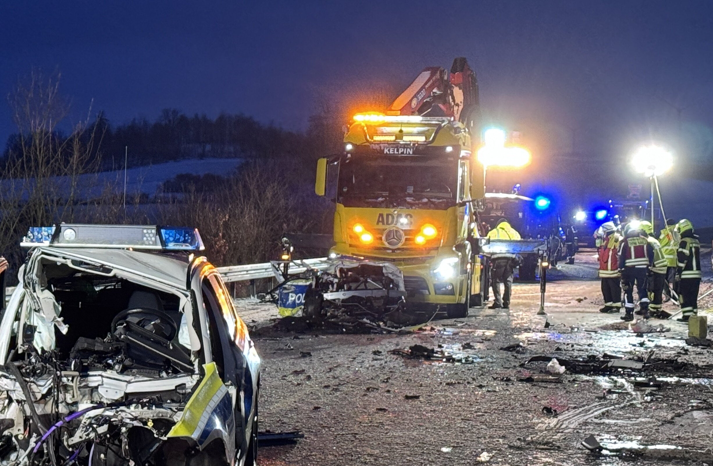 Nach einem schweren Verkehrsunfall in der Silvesternacht steht ein völlig zerstörtes Polizeiauto auf der B173.