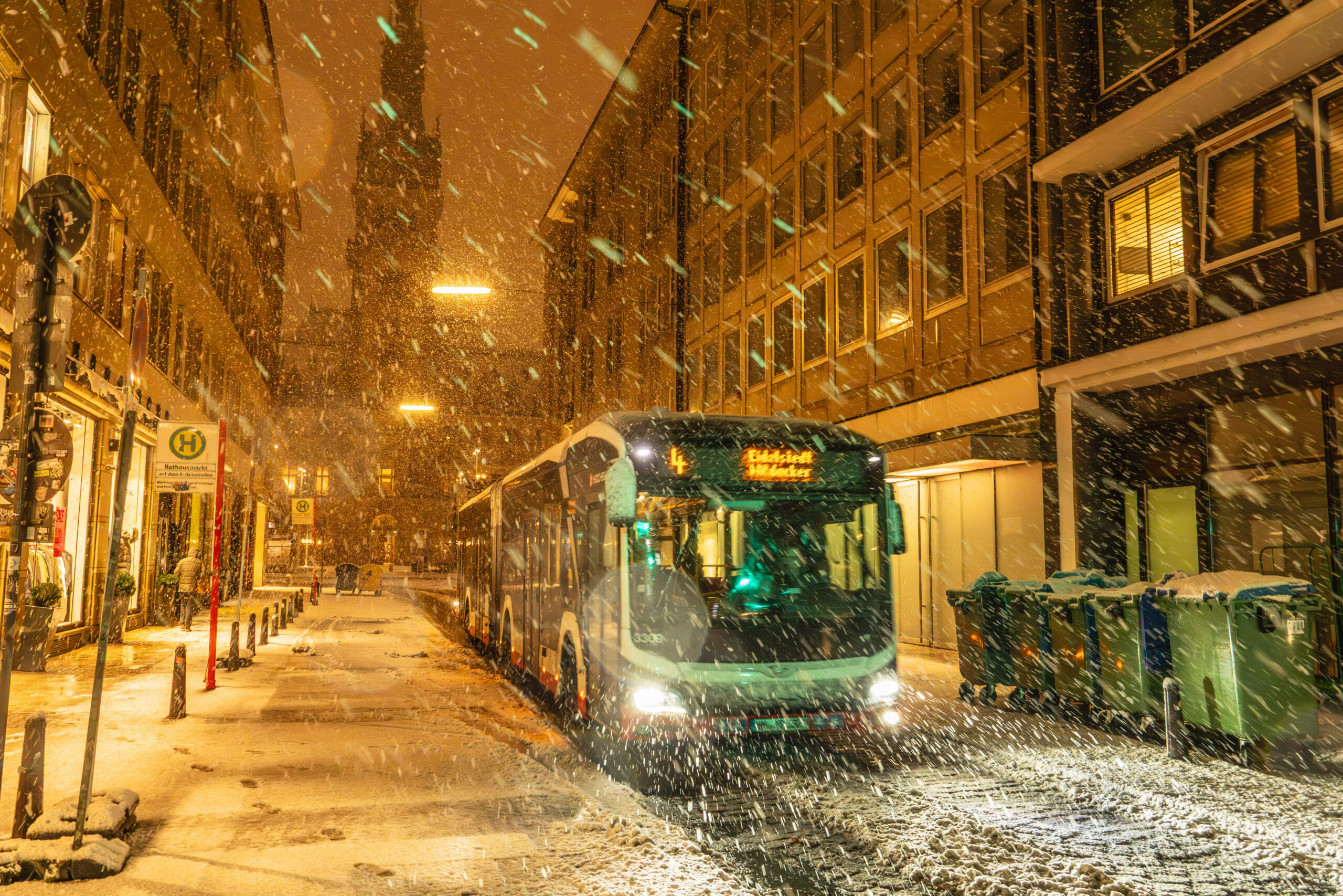 Bus im Schneegestöber