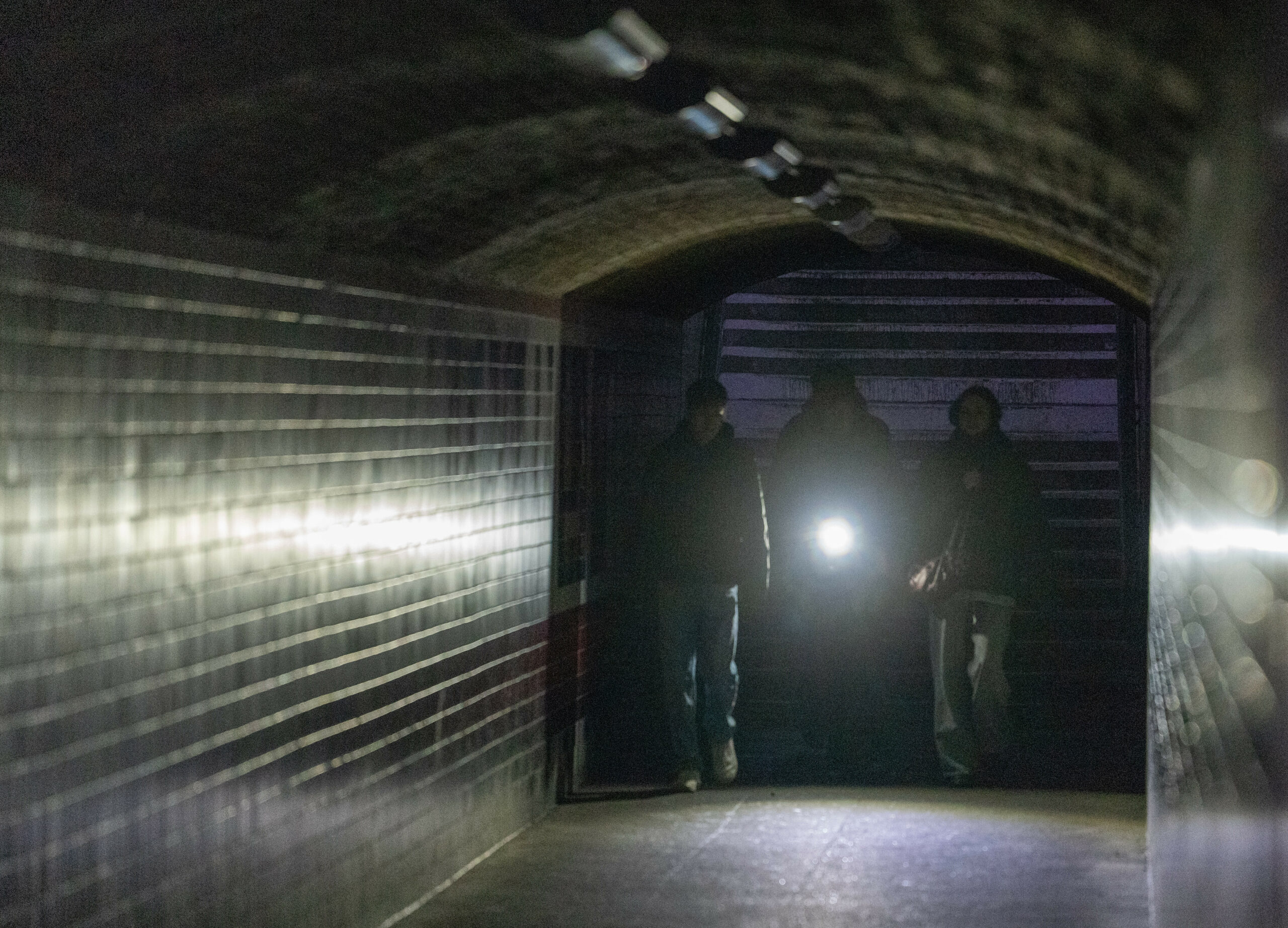 Stromausfall in Berlin: Passanten mit Taschenlampe