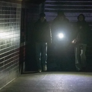 Stromausfall in Berlin: Passanten mit Taschenlampe