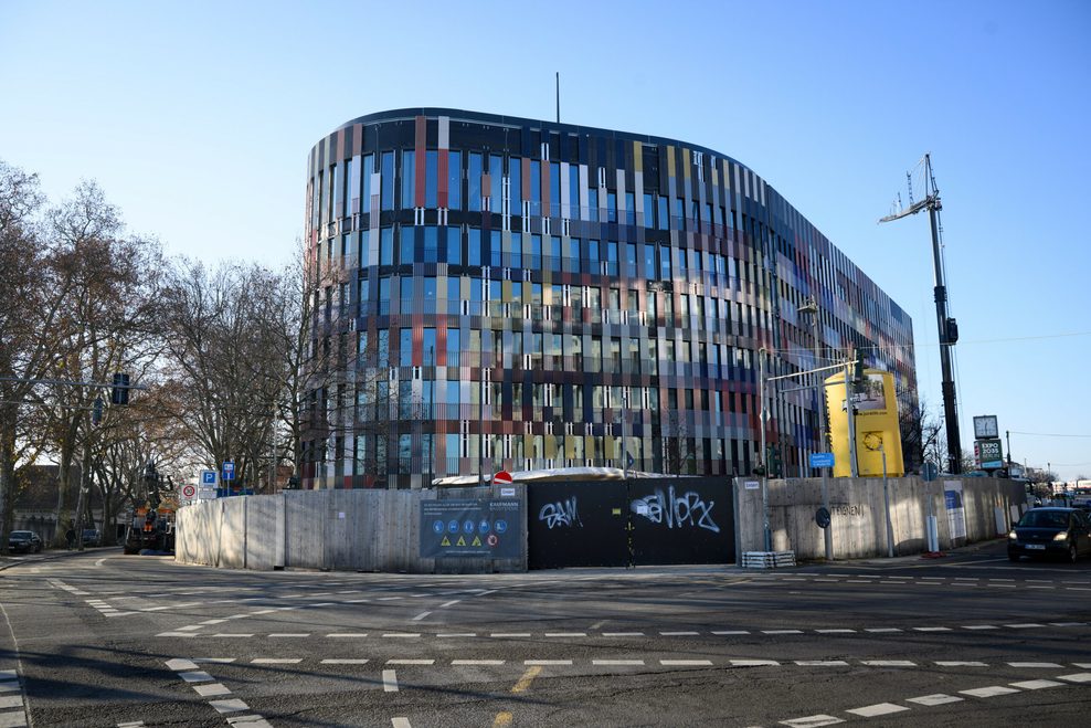 Das Interimsquartier mit bunten Akzenten zwischen den Fenstern