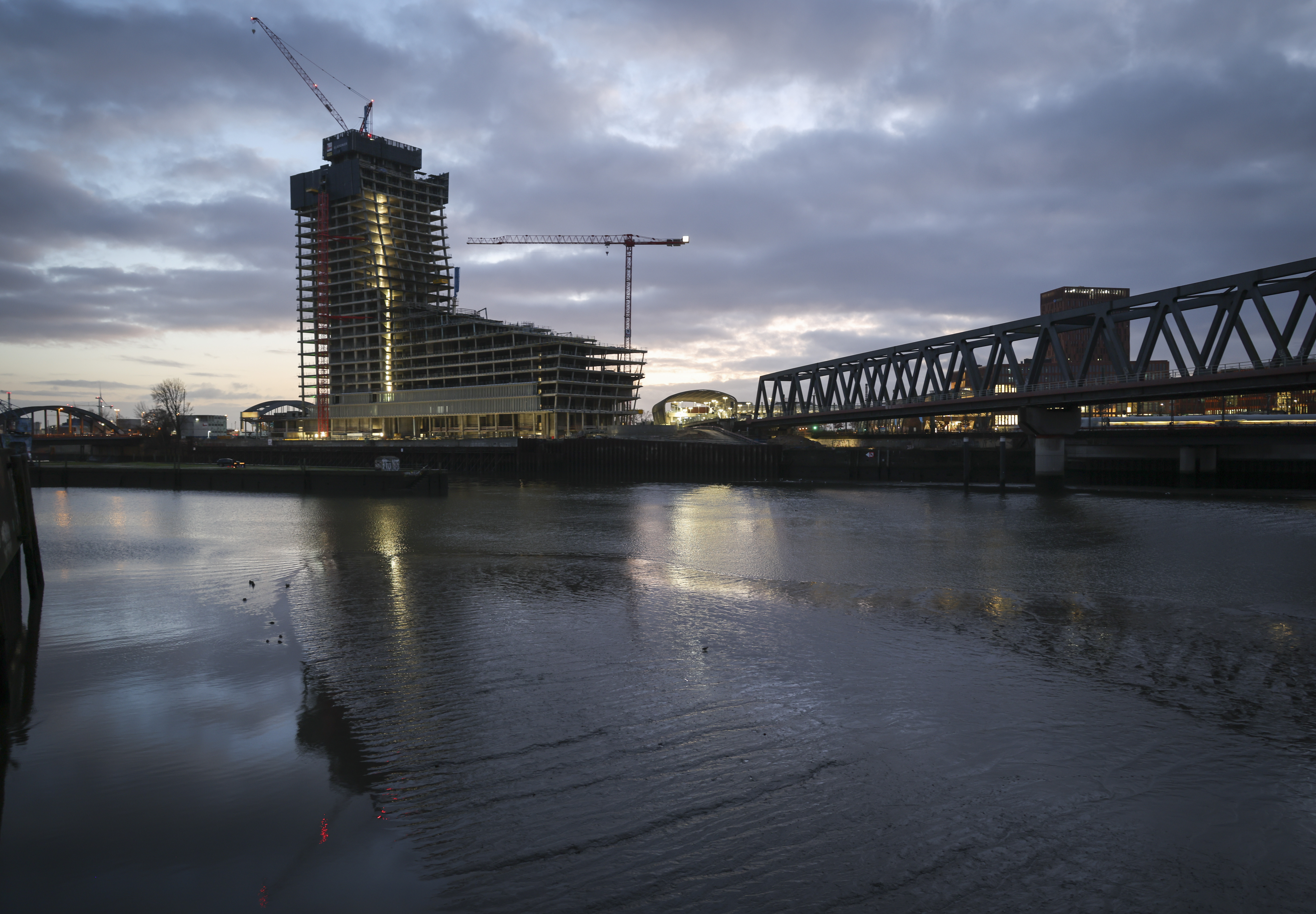 Fast 100 Meter hoch ist der „Stummel“ des Elbtowers an den Elbbrücken.