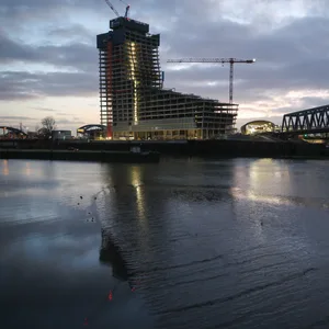 Fast 100 Meter hoch ist der „Stummel“ des Elbtowers an den Elbbrücken.