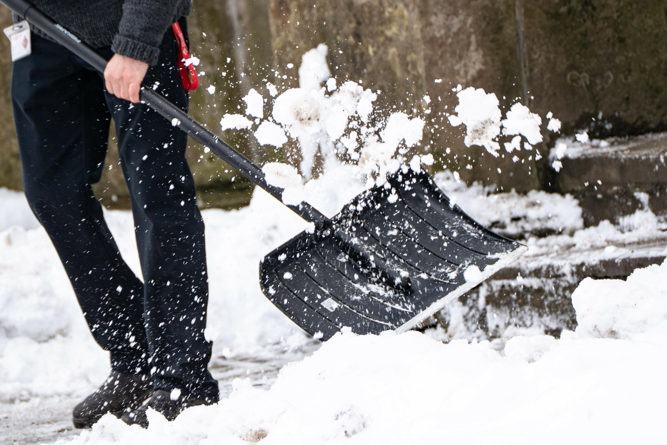 Mit der Schneeschaufel im Einsatz: Aber wer ist eigentlich wofür zuständig in Hamburg?