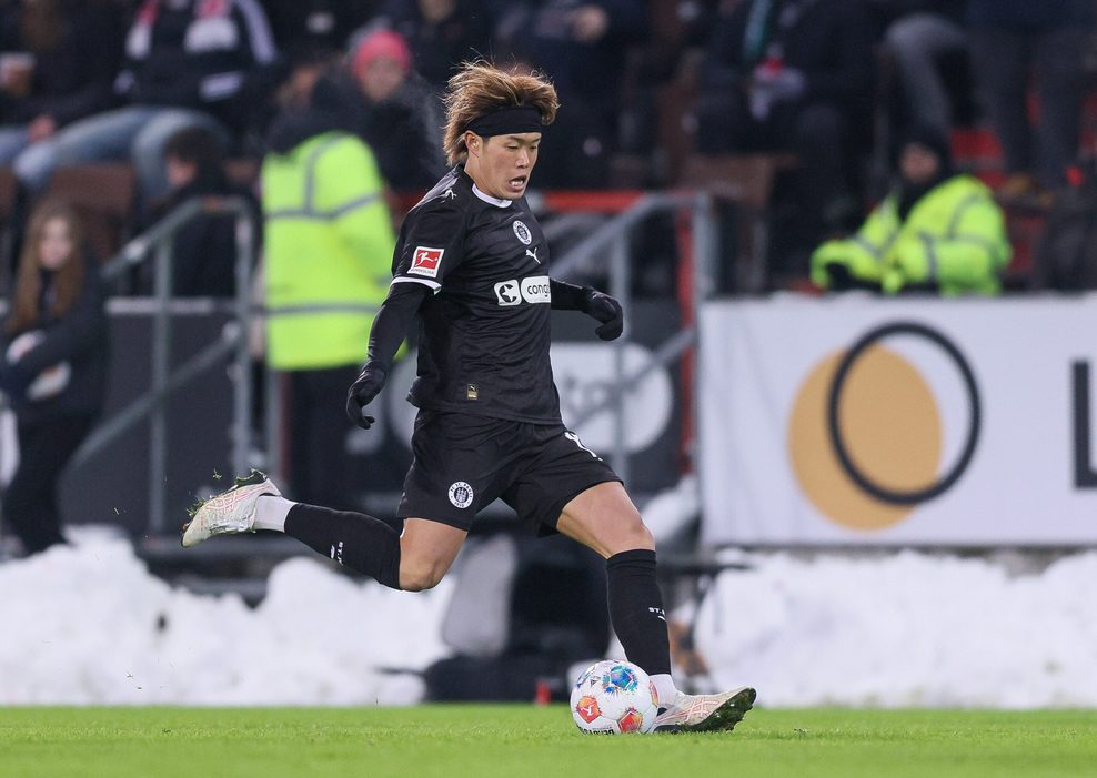 Tomoya Ando bei seinem Debüt für St. Pauli im Test gegen Bremen