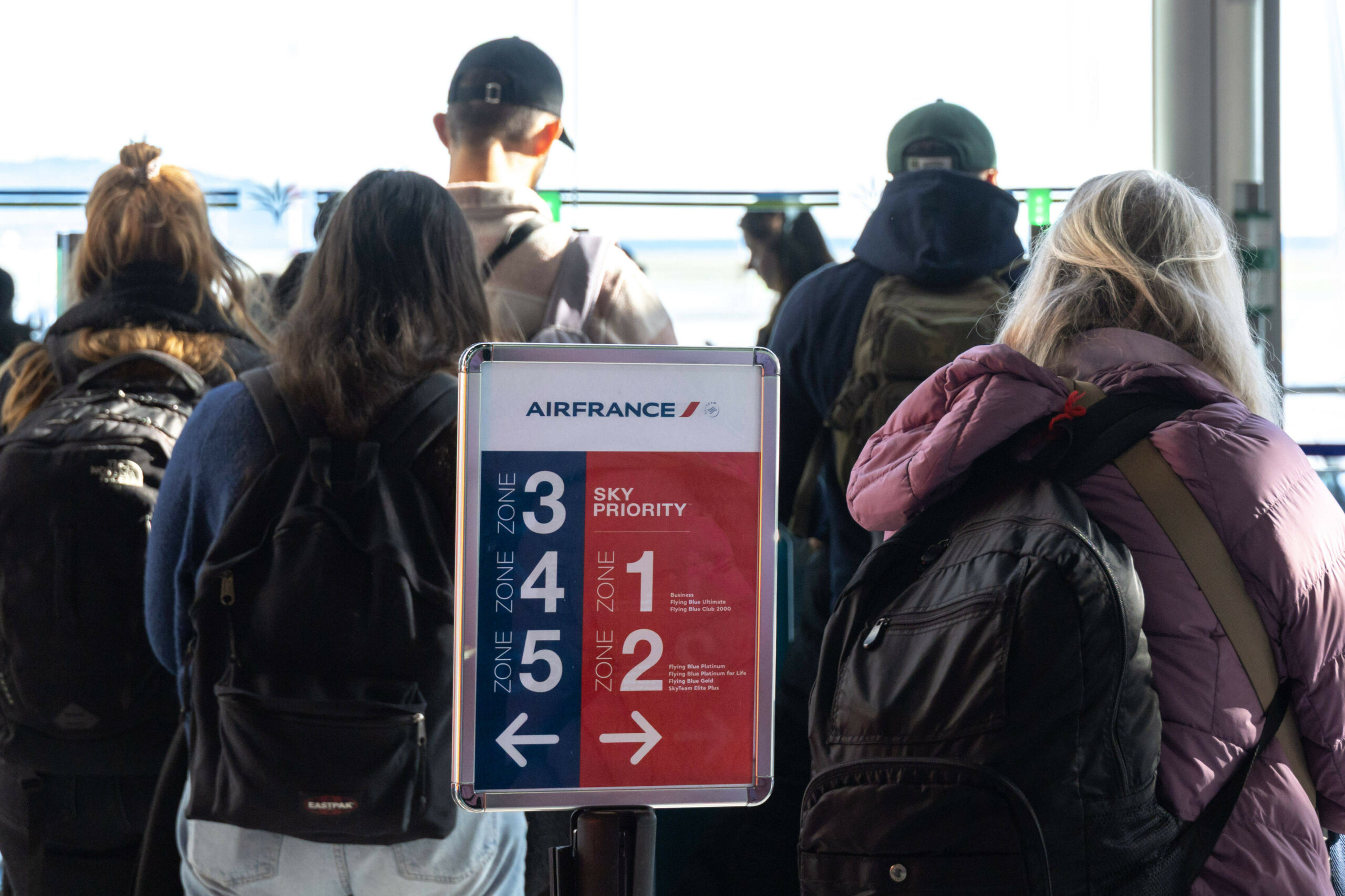 Passagiere beim Boarding eines Flugzeuges.