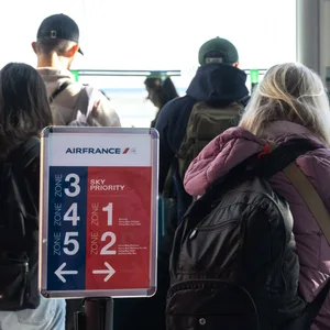Passagiere beim Boarding eines Flugzeuges.
