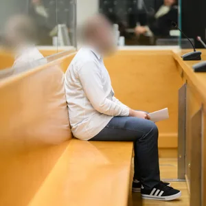 Ein Mann sitzt im Landgericht Hannover auf der Anklagebank