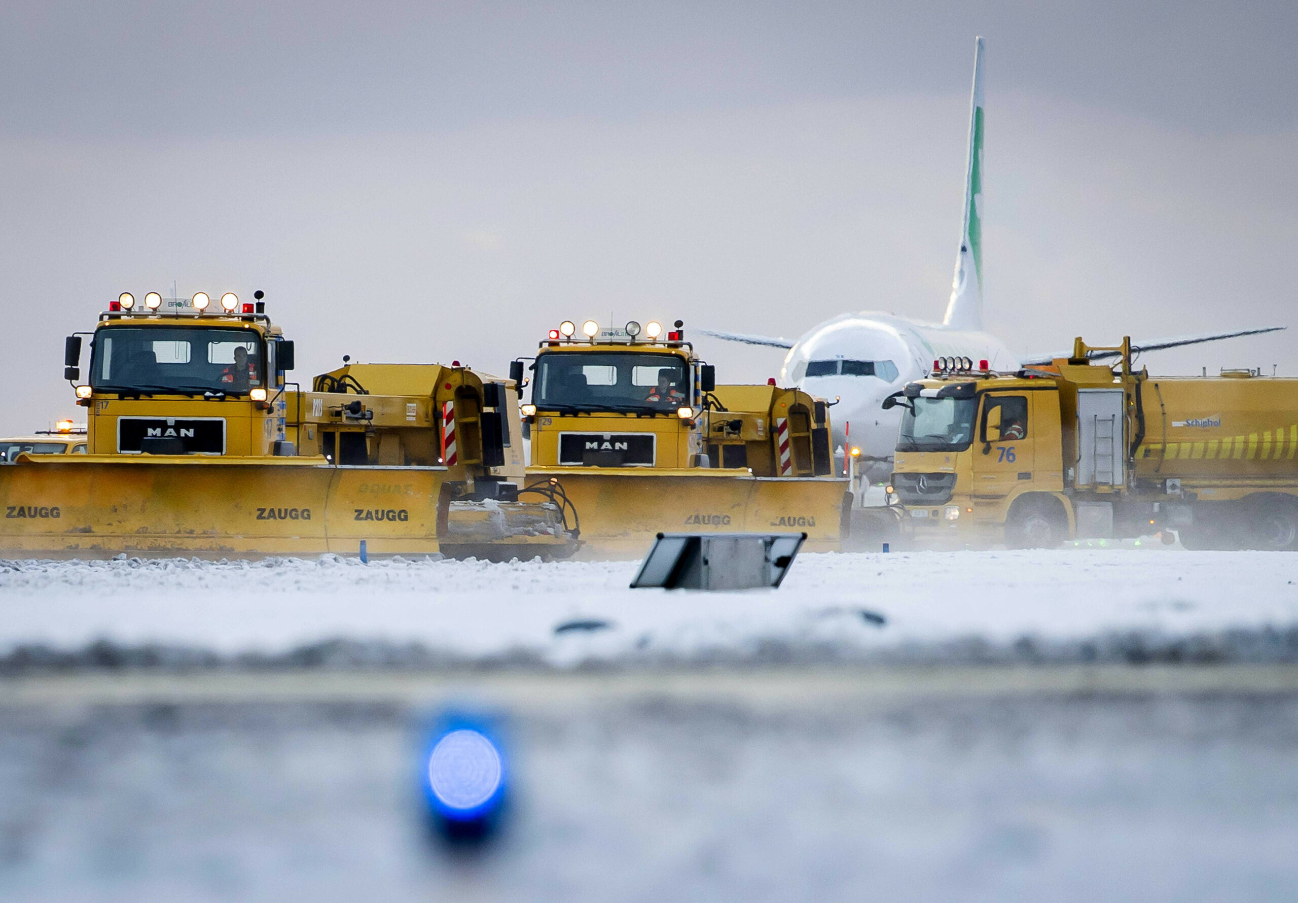 Am Flughafen Schiphol werden die Start- und Landebahnen vom Schnee geräumt.