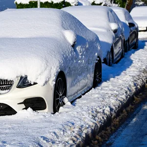 Verschneite Autos stehen in Hamburg. Die Zahl der zugelassenen Pkw hat in der Stadt zuletzt abgenommen.