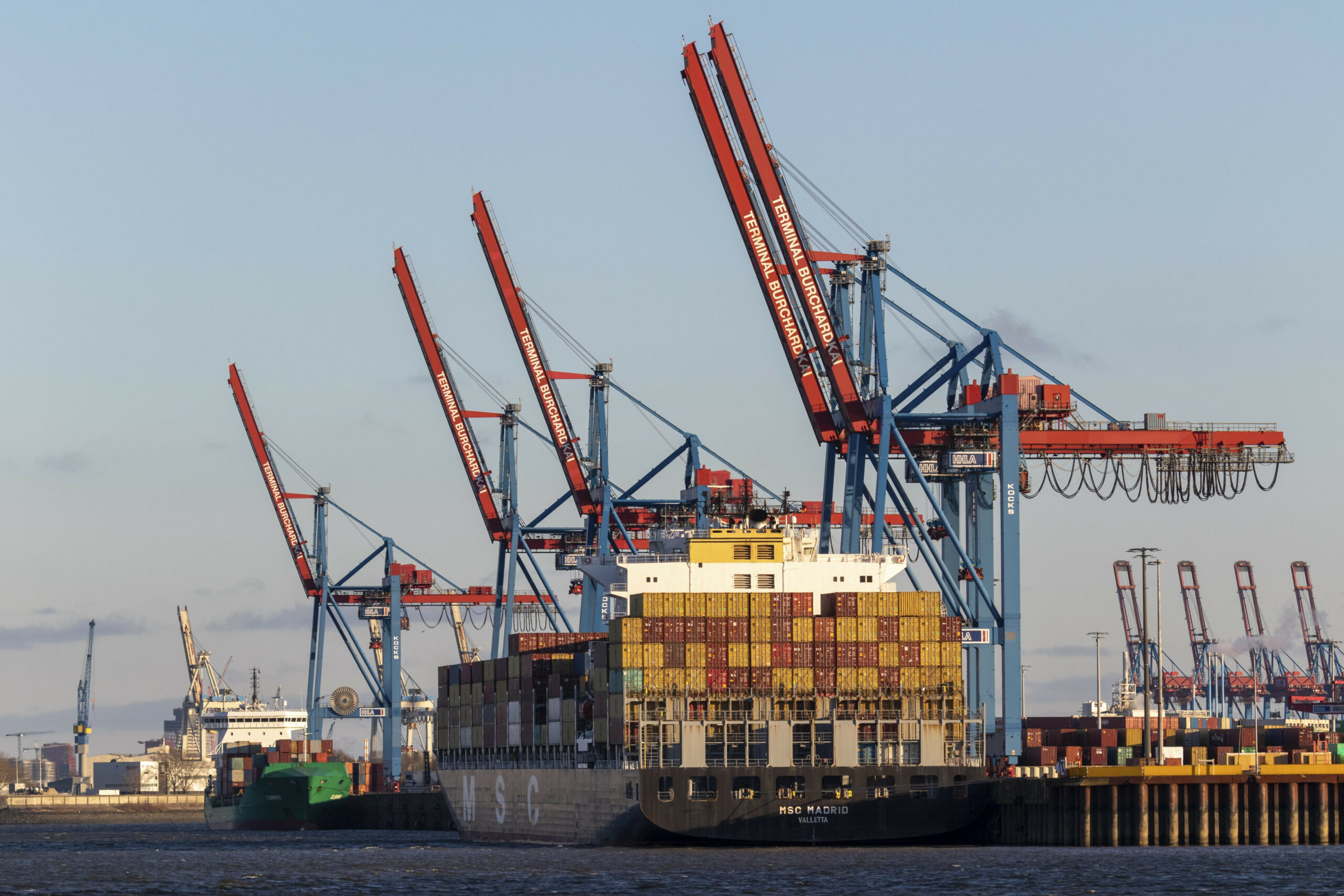 Ein Containerschiff liegt im Hamburger Hafen.