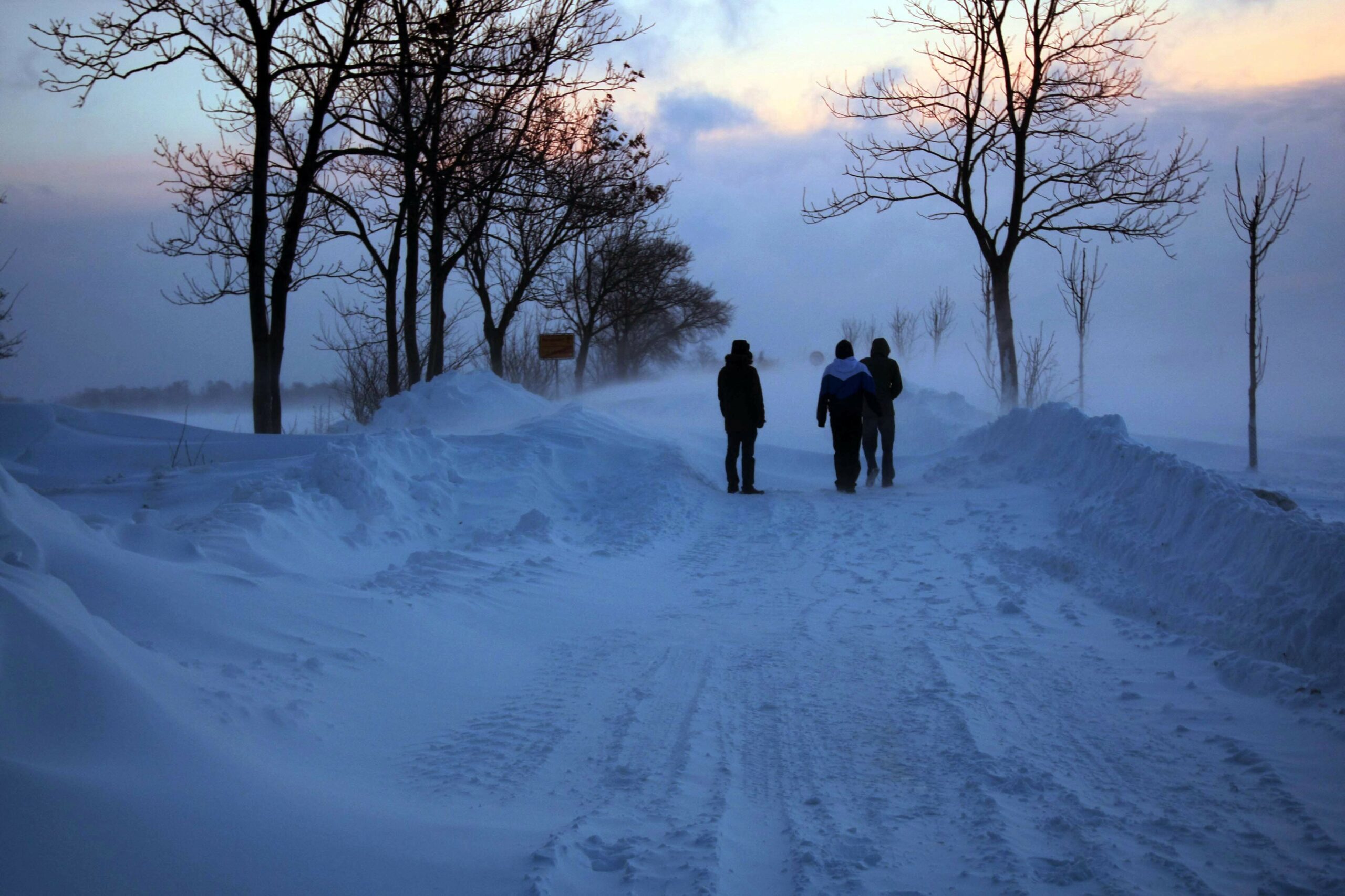 Die Ostseeinsel Fehmarn während des letzten großen Wintersturms im Dezember 2010. iele Straßen waren spiegelglatt oder von Schneewehen versperrt. (Archivbild)