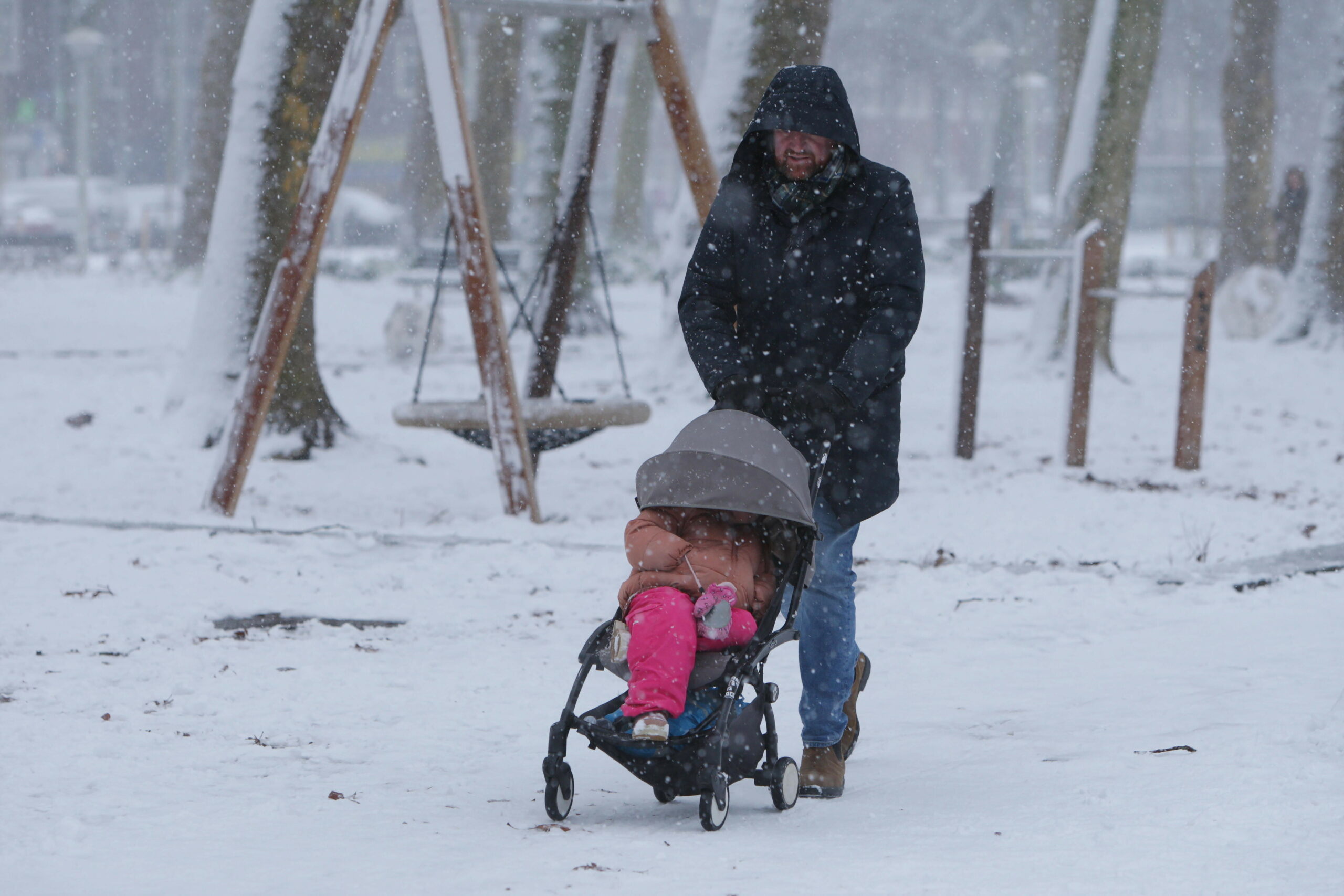 Weil die Kita-Betreuung am Freitag eingeschränkt ist, müssen Eltern für ihre Kinderbetreuung umplanen. (Symbolbild)