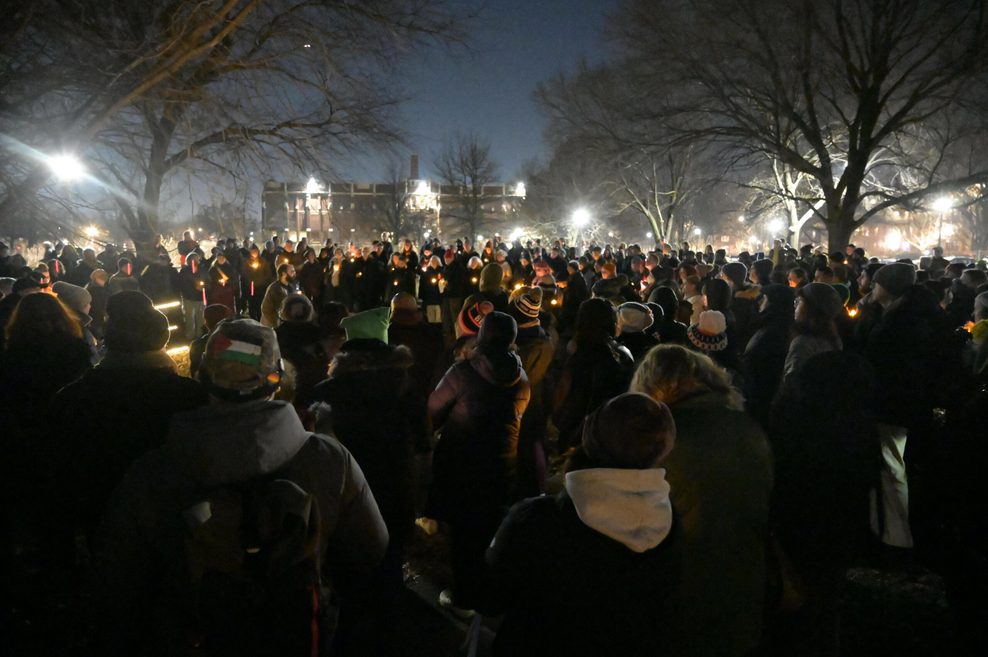 Demonstranten gedenken der Verstorbenen.