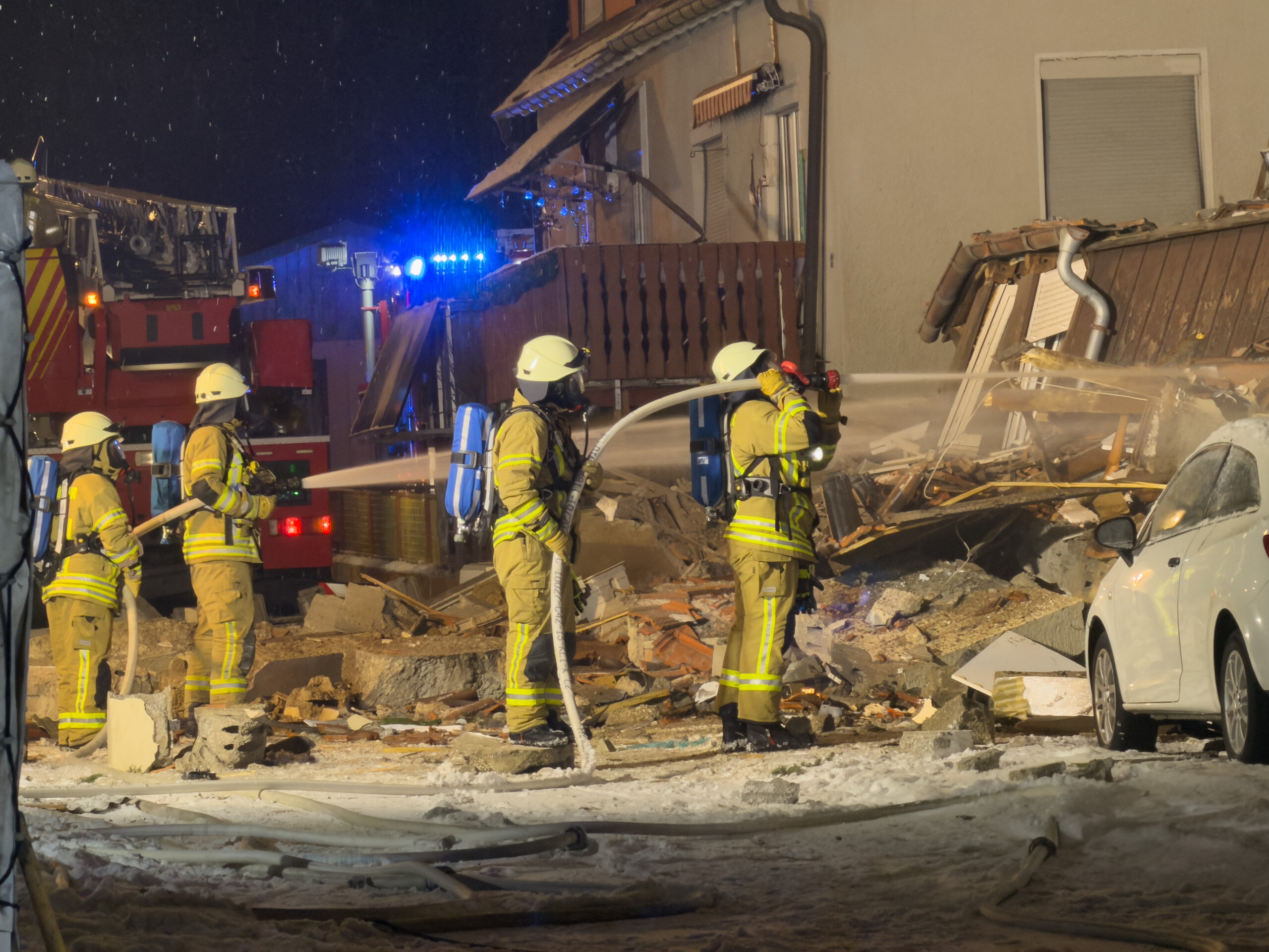 Feuerwehrleute arbeiten Albstadt Haus Explosion.