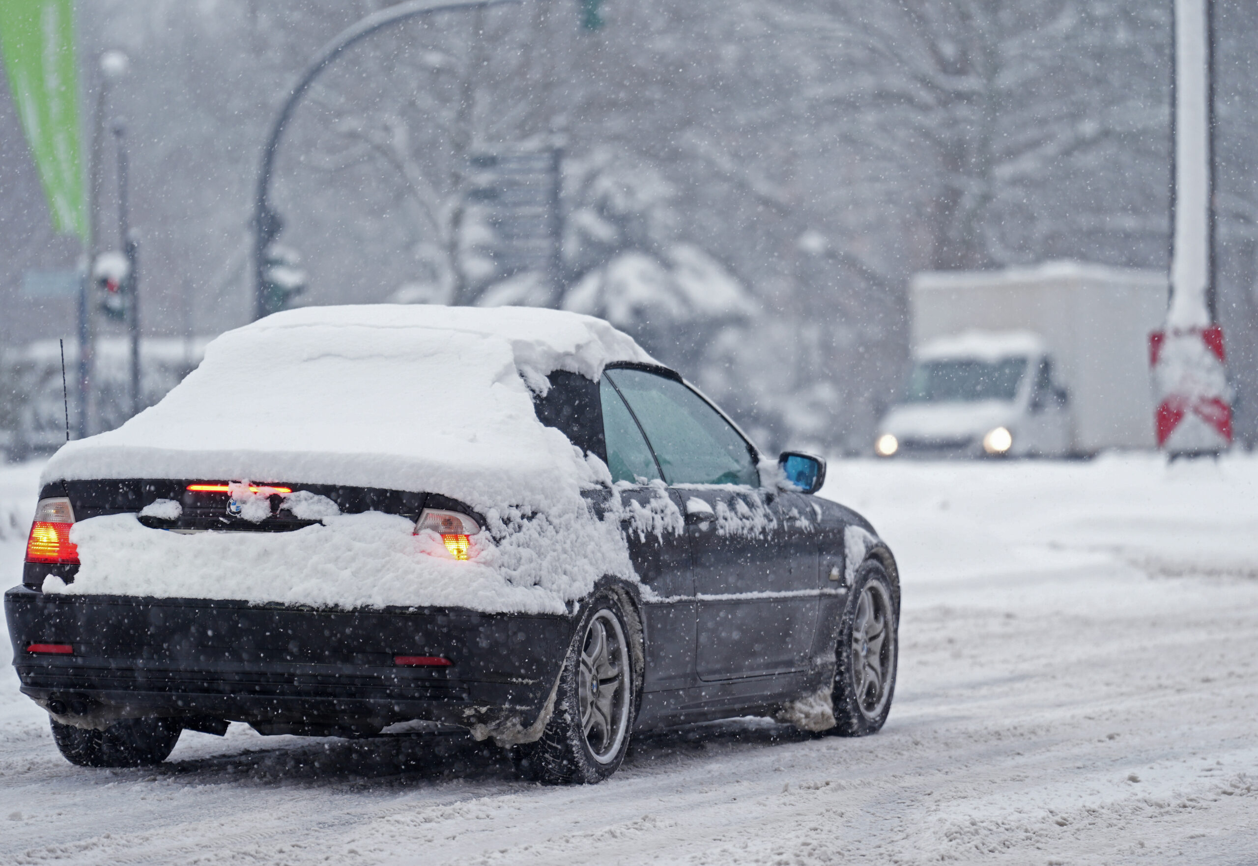 Auto auf schneebedeckter Straße