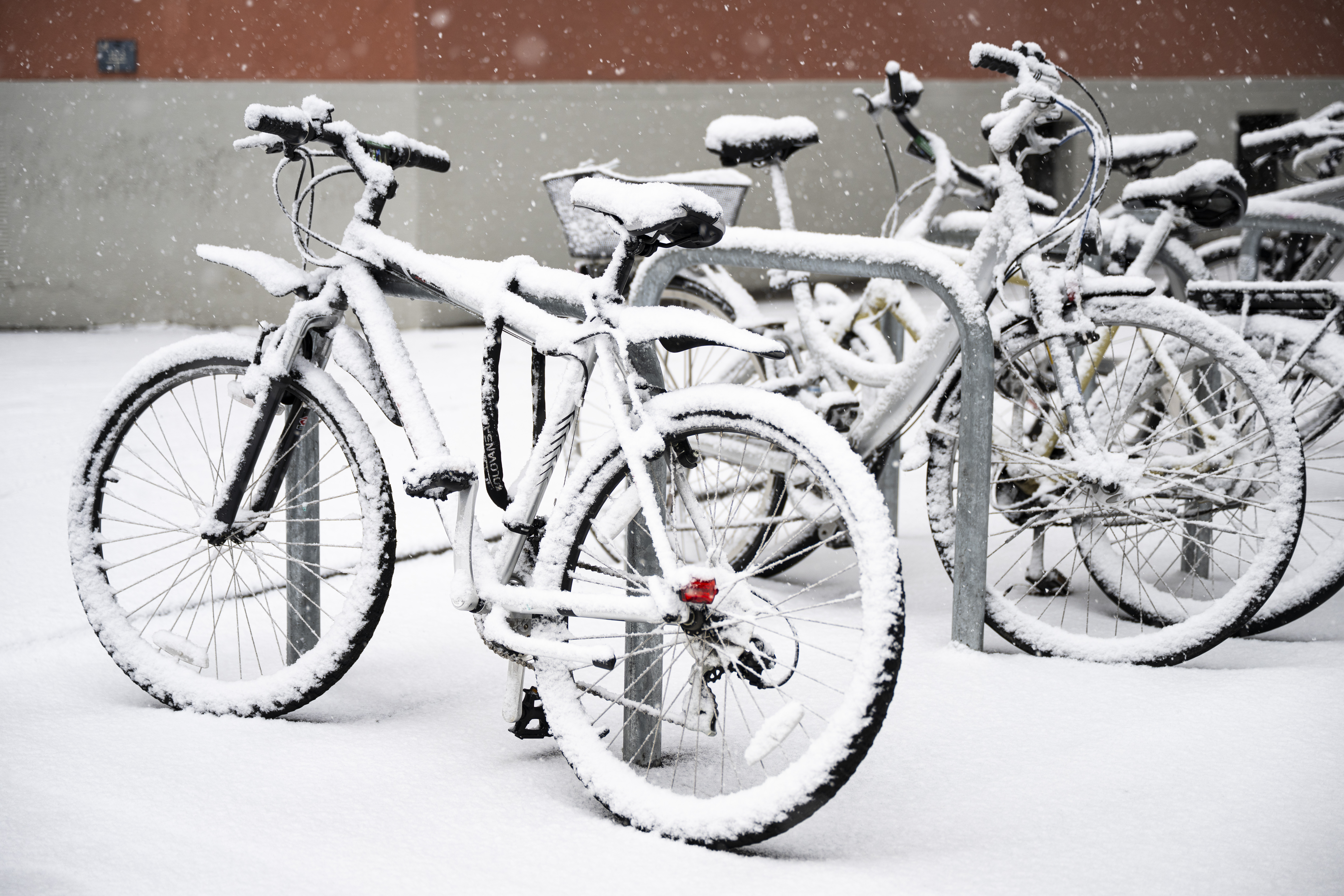 Eingeschneites Fahrrad