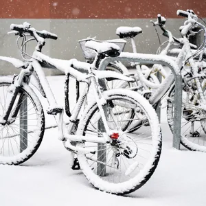 Eingeschneites Fahrrad