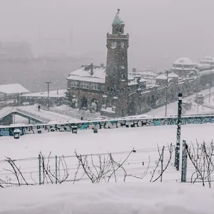 Schnee und Kälte legt sich über Hamburg.