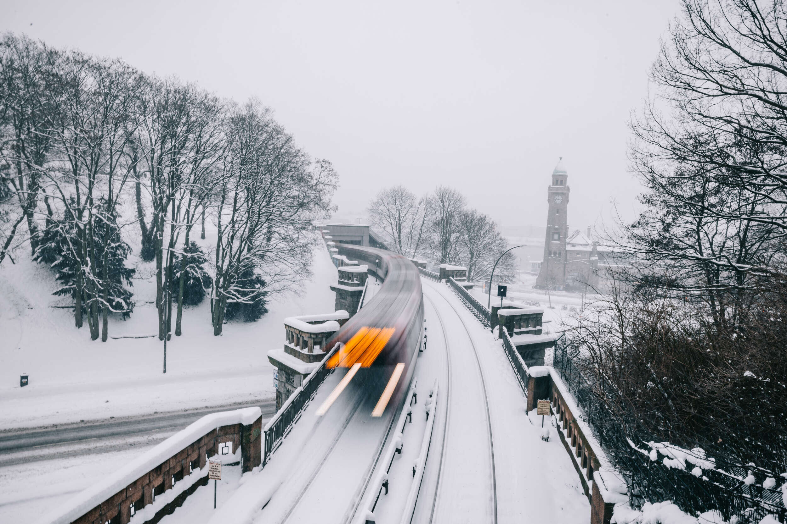 Blick auf die Landungsbrücken. Während die U-Bahn weiter überwiegend planmäßig verkehrt, hat die S-Bahn große Probleme.