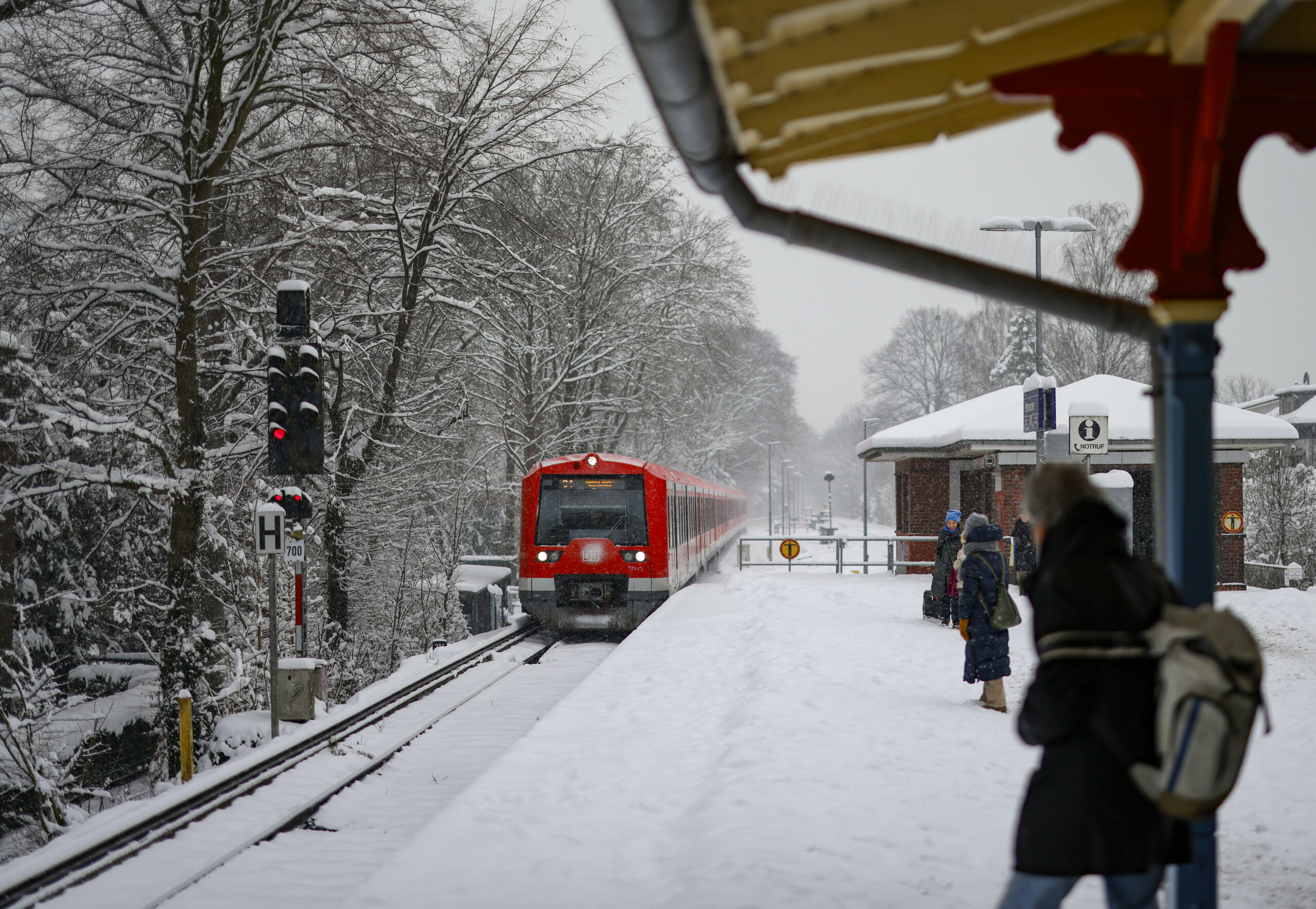 Der heftige Schneefall in Hamburg stellte den HVV vor große Herausforderungen. (Symbolbild)