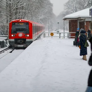 Der heftige Schneefall in Hamburg stellte den HVV vor große Herausforderungen. (Symbolbild)
