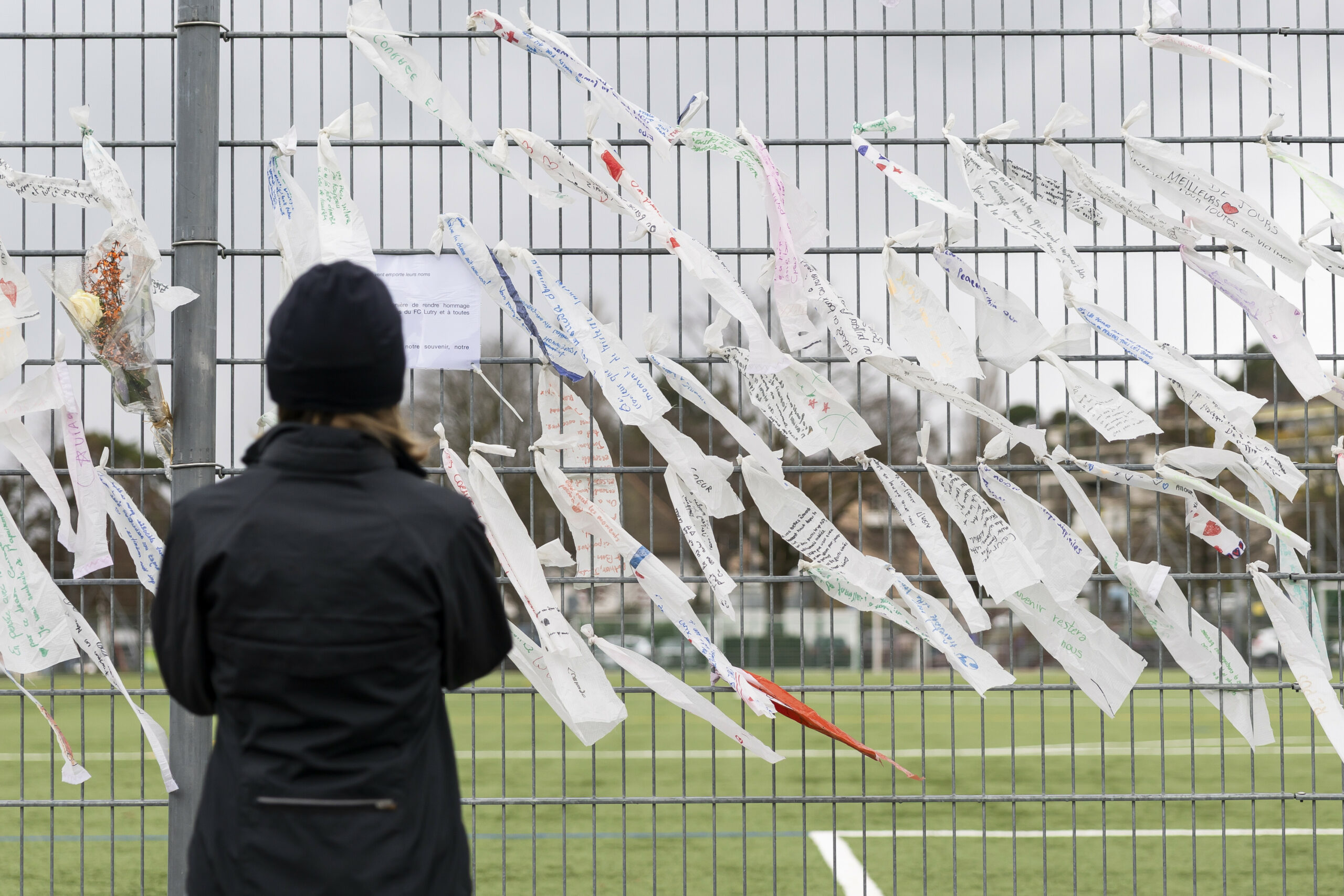 Eine Frau steht an einem der Gedenkorte für die Opfer der Brandkatastrophe in Crans-Montana.