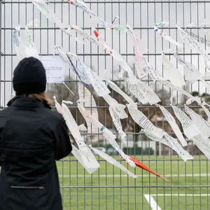Eine Frau steht an einem der Gedenkorte für die Opfer der Brandkatastrophe in Crans-Montana.