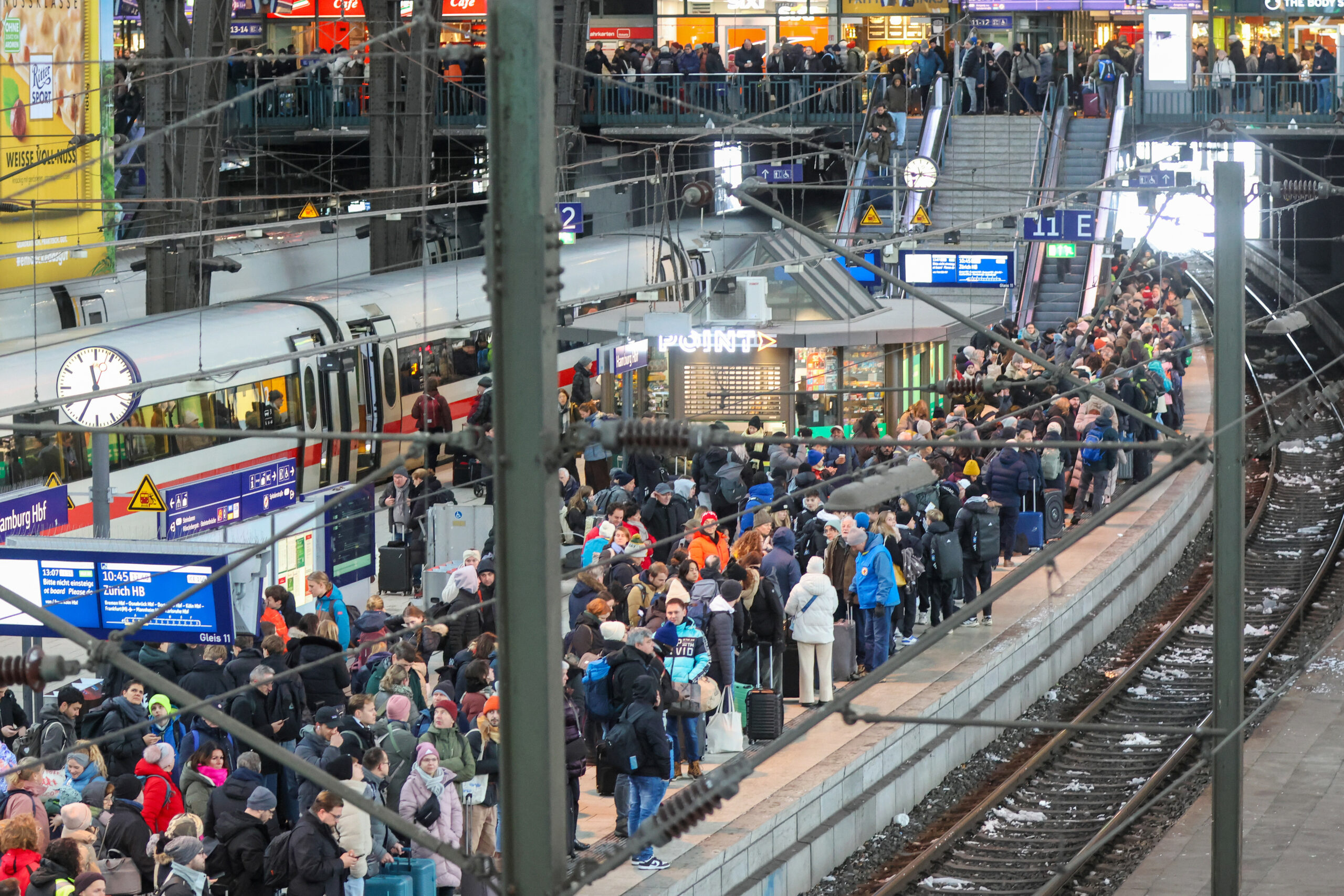 Zahlreiche Menschen sind am Hauptbahnhof Hamburg unterwegs.