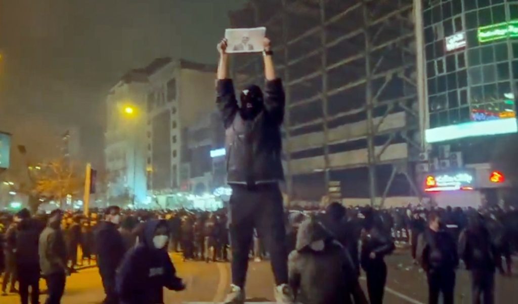 Iran-Mullahs-f-rchten-US-Invasion-und-drohen-Protestierenden-mit-Vernichtung-