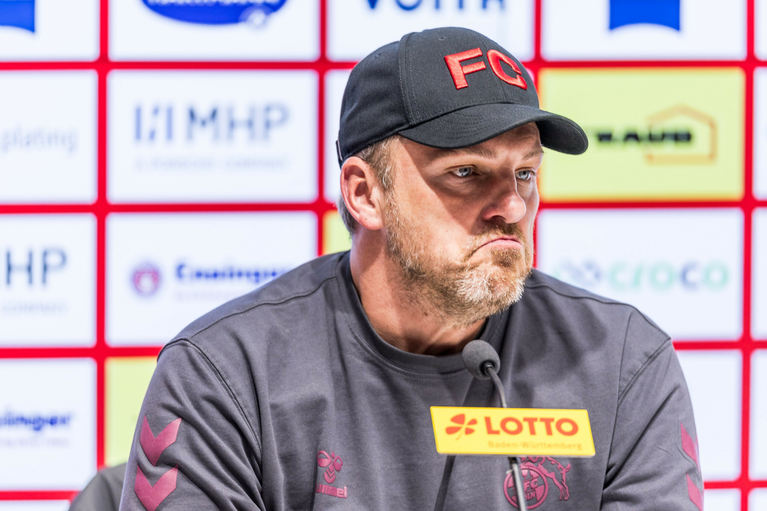 Köln-Trainer Lukas Kwasniok auf der Pressekonferenz nach dem Heidenheim-Spiel