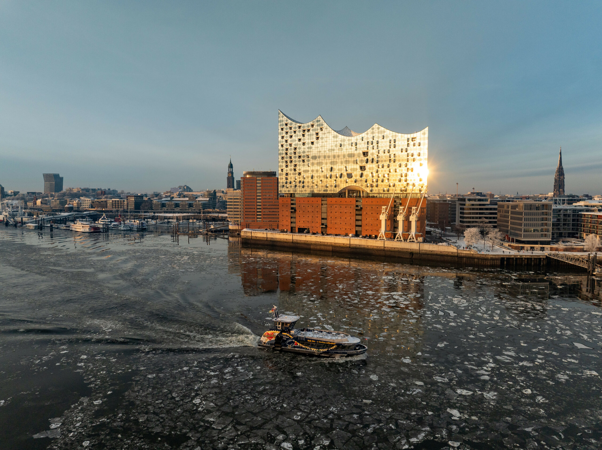 Blick auf die Elphie und Hamburg