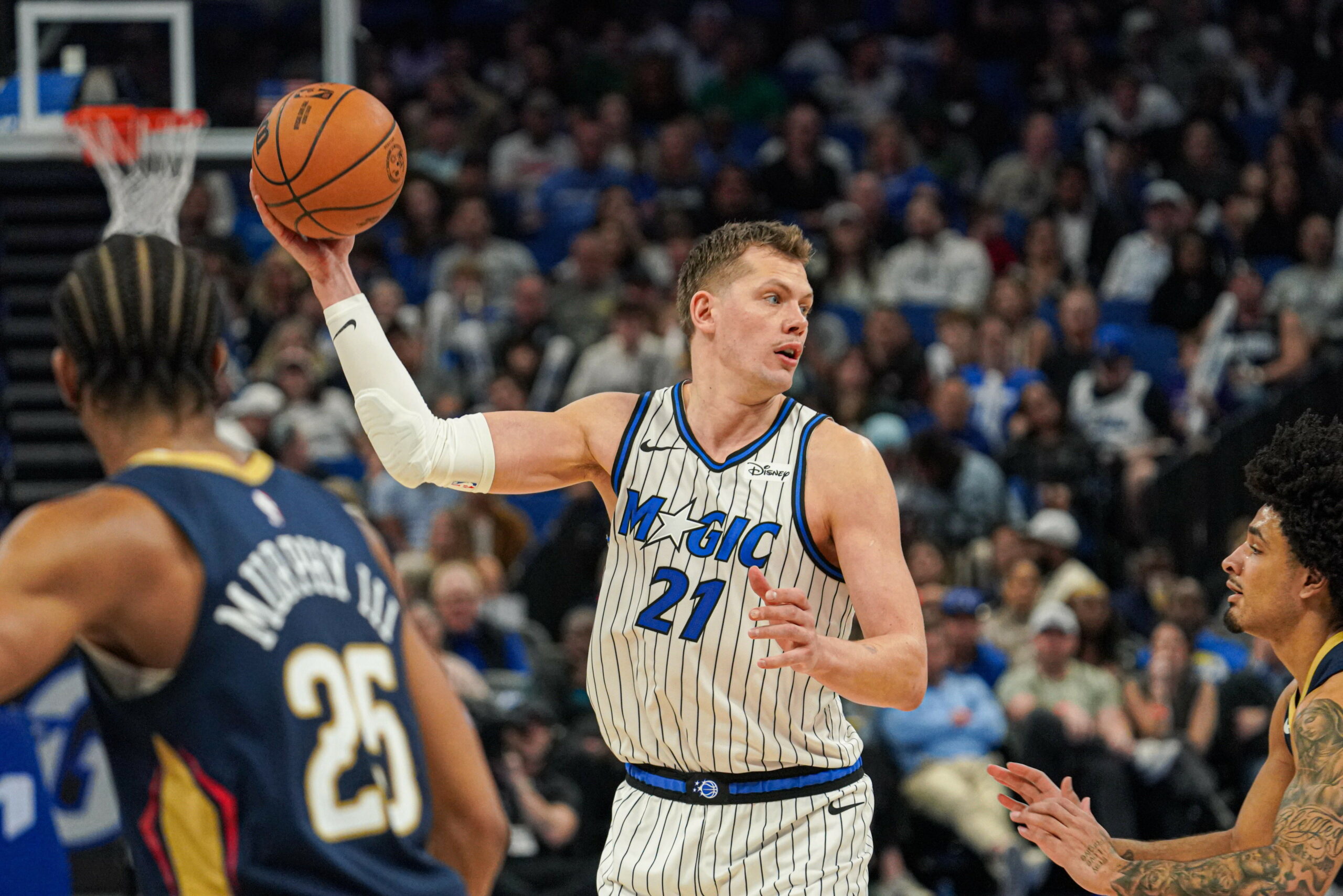 Moritz Wagner hält den Ball hoch