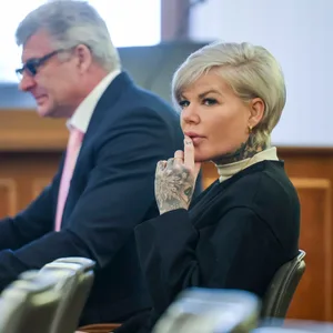 Melanie Müller mit ihrem Rechtsanwalt Adrian Stahl während des Prozesses in Leipzig