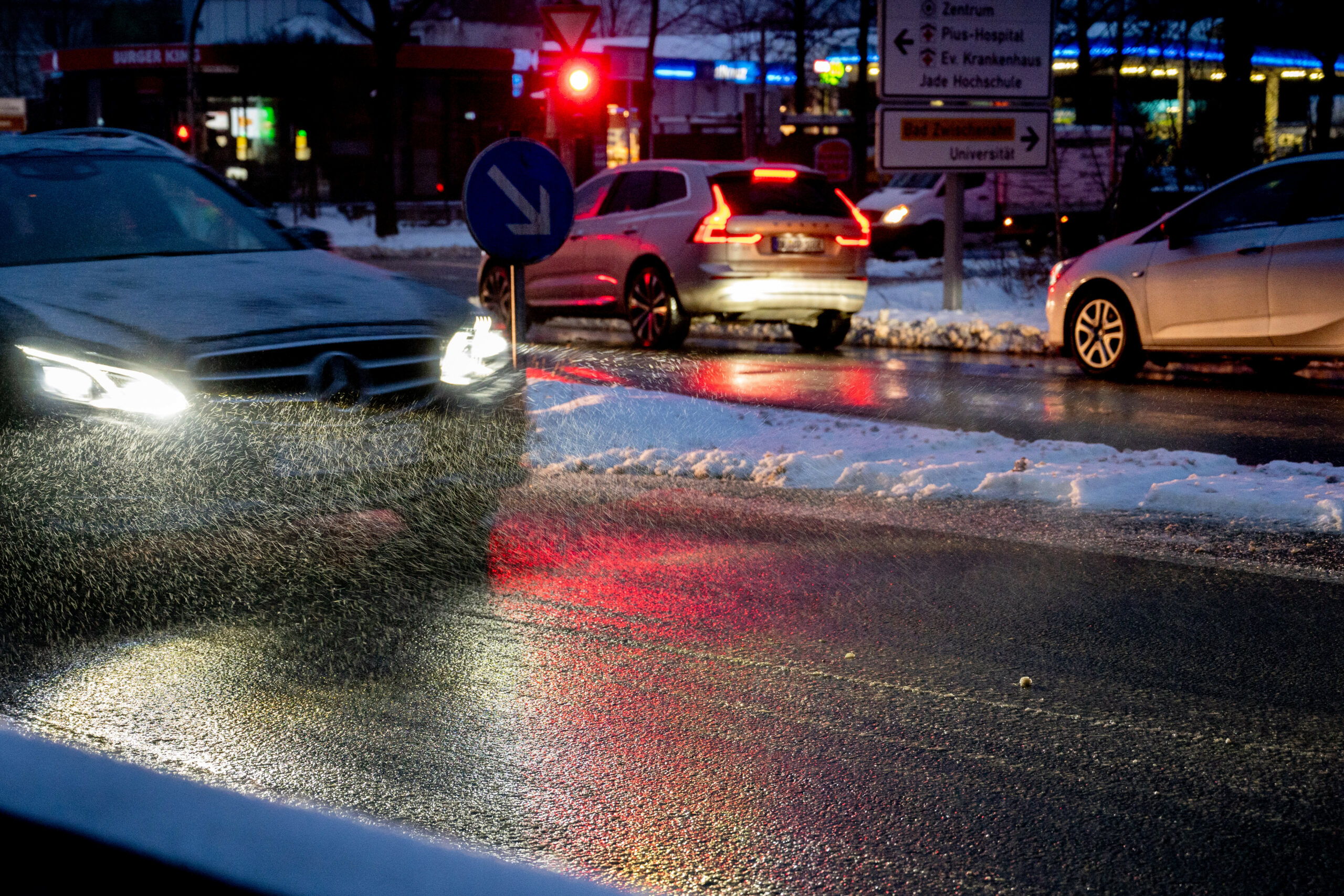 Autos auf vereister Straße