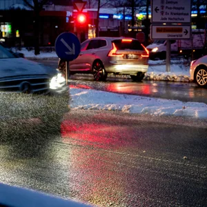 Autos auf vereister Straße