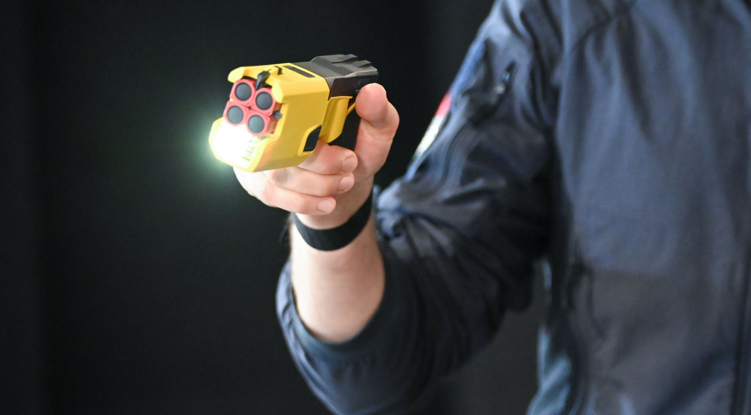 Ein Polizist mit Taser. (Archivbild)