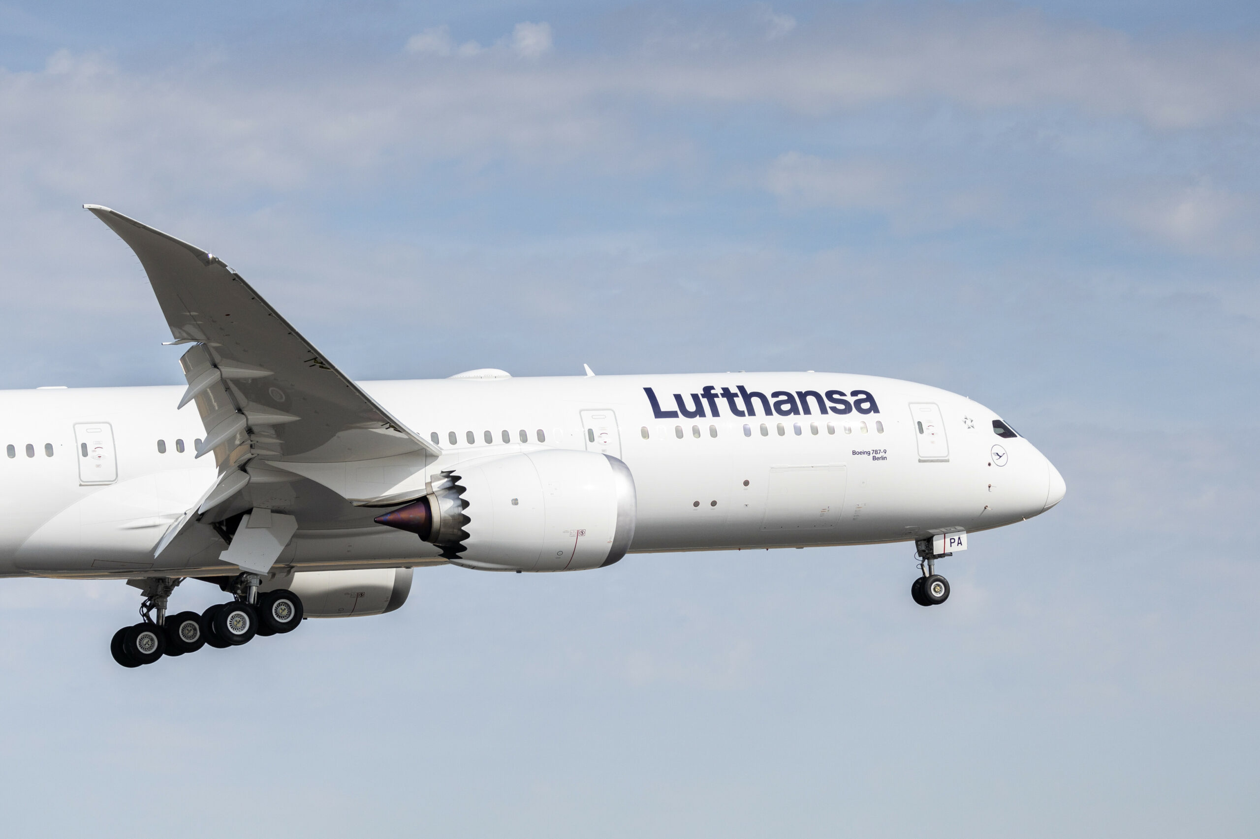 Eine Lufthansa-Maschine des Typs Boeing 787-9 ist im Landeanflug auf den Frankfurter Flughafen.
